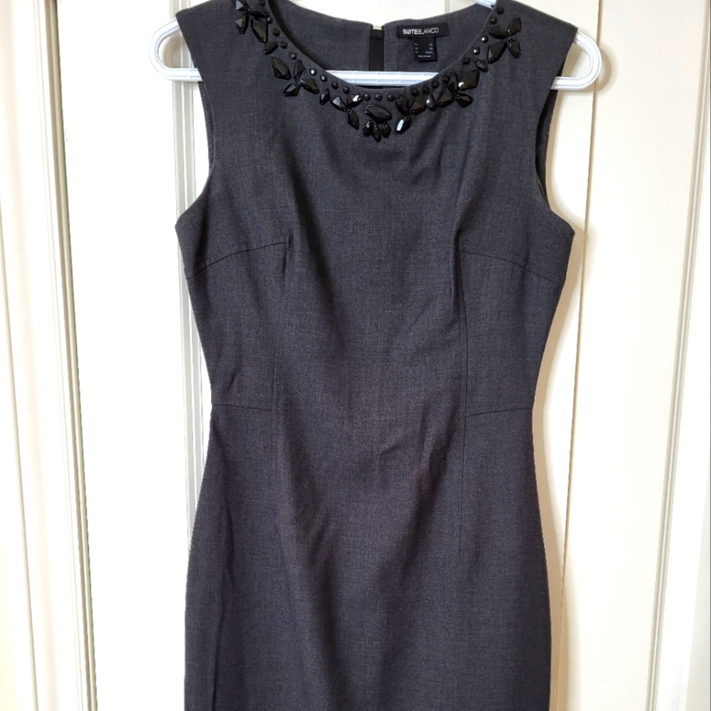 SLEEVLESS DRESS WITH BLACK GEMS AROUND THE ROUND COLLAR